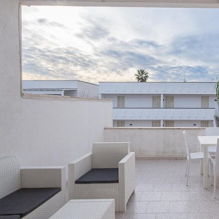 Appartamento A 150 M Dal Mare Climatizzato Con Bellissimo Patio Esterno Torre Pali Extérieur photo