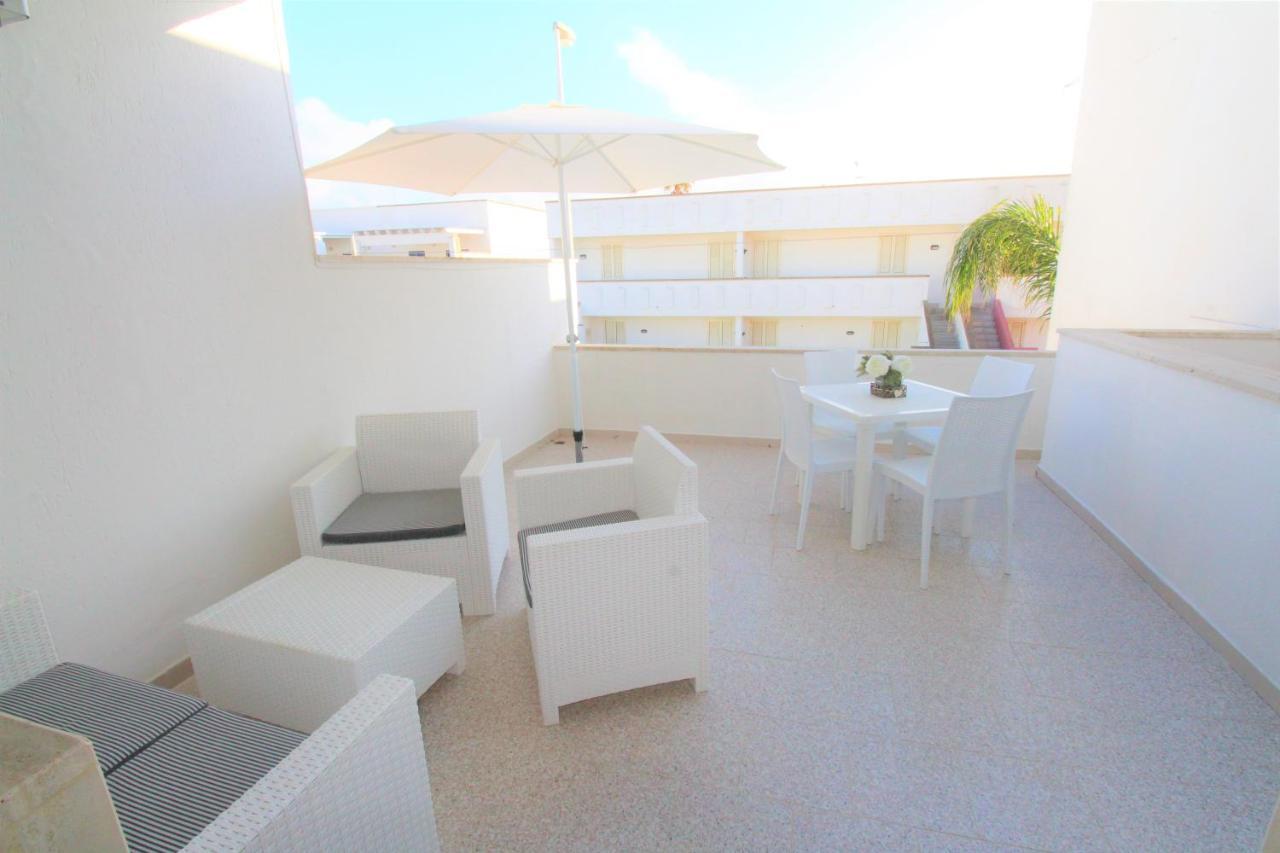 Appartamento A 150 M Dal Mare Climatizzato Con Bellissimo Patio Esterno Torre Pali Extérieur photo