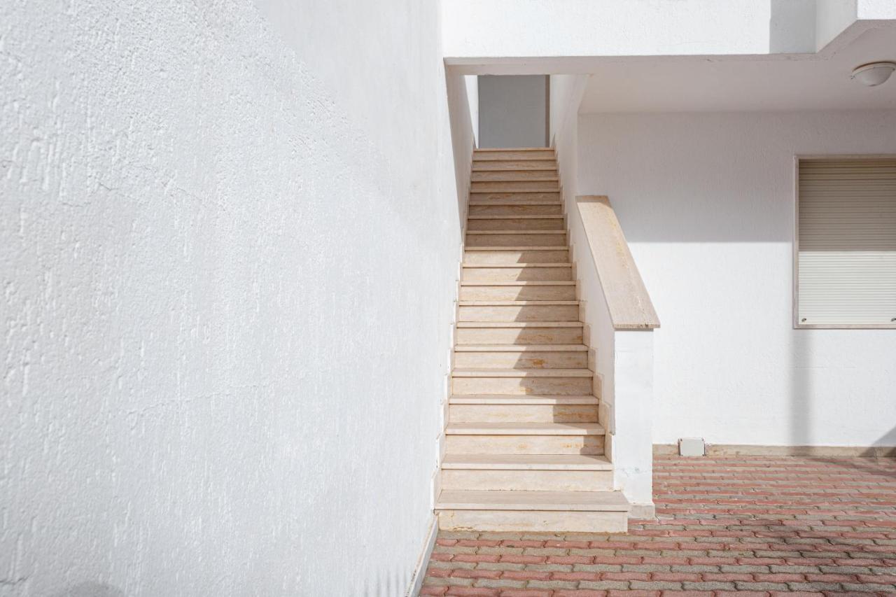 Appartamento A 150 M Dal Mare Climatizzato Con Bellissimo Patio Esterno Torre Pali Extérieur photo